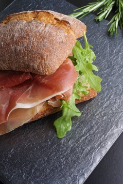 prosciutto jamon taş zemin üzerine sandviçle