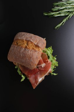 prosciutto jamon taş zemin üzerine sandviçle