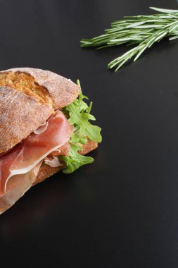 prosciutto jamon taş zemin üzerine sandviçle