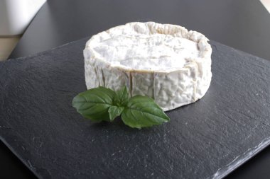 Brie peyniri taş zemin üzerine