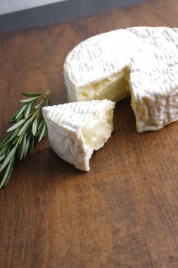 Camembert brie peyniri ahşap arka plan üzerinde
