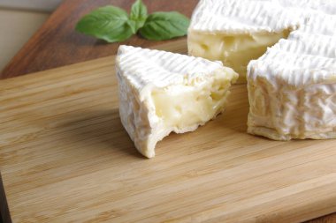 Camembert brie peyniri ahşap arka plan üzerinde