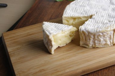 Camembert brie peyniri ahşap arka plan üzerinde