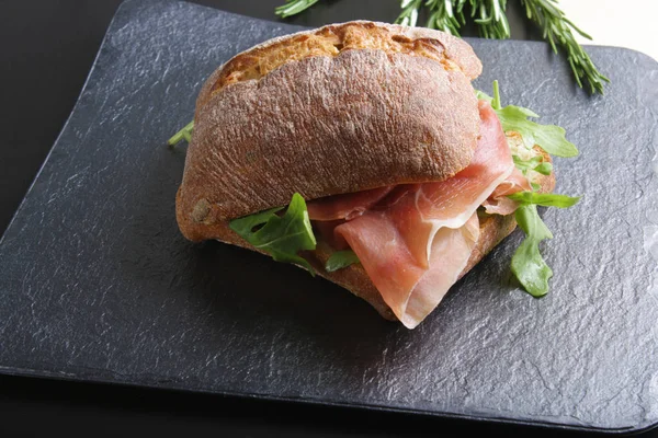 Panino Con Prosciutto Jamon Fondo Pietra — Foto Stock