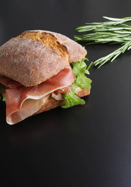Sandwich Met Ham Jamon Een Stenen Achtergrond — Stockfoto