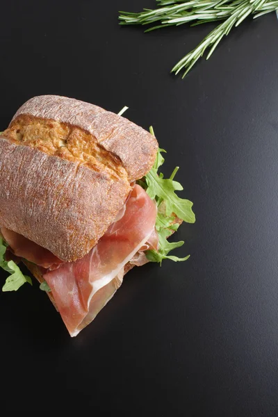 Panino Con Prosciutto Jamon Fondo Pietra — Foto Stock