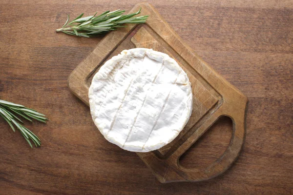 Brie Queso Una Tabla Madera — Foto de Stock