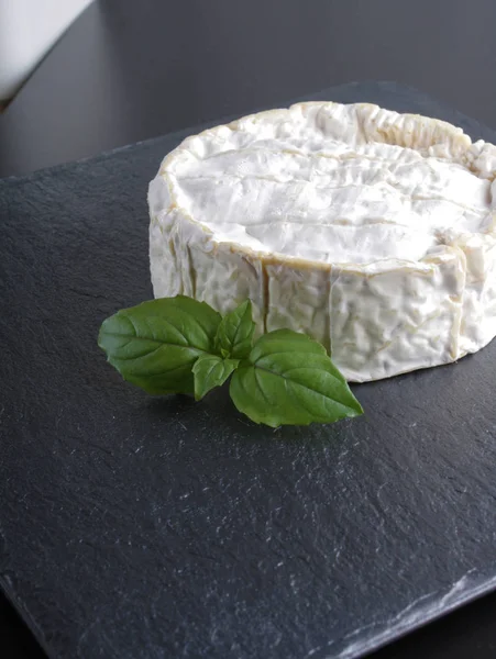 Queso Brie Sobre Fondo Piedra —  Fotos de Stock