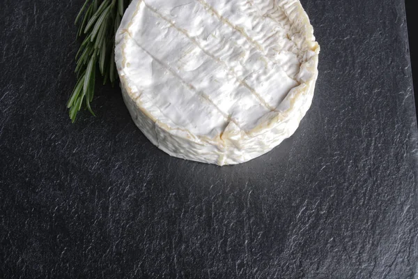 Queso Brie Sobre Fondo Piedra — Foto de Stock