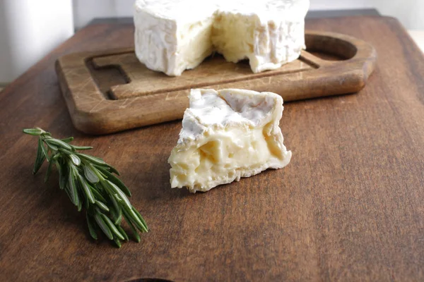 Brie Formaggio Camembert Uno Sfondo Legno — Foto Stock