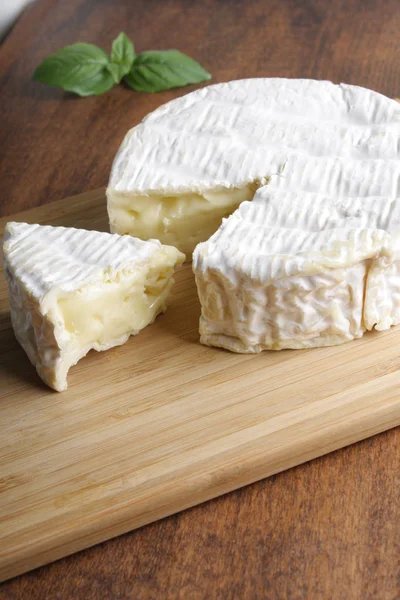Camembert brie peyniri ahşap arka plan üzerinde