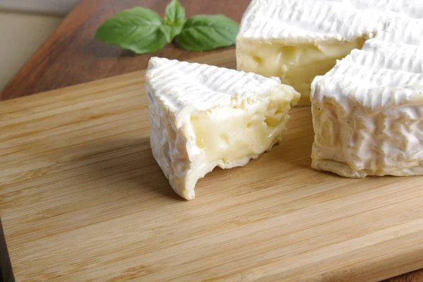 Queijo Brie Camembert Sobre Fundo Madeira — Fotografia de Stock