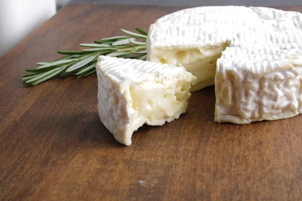 Queijo Brie Camembert Sobre Fundo Madeira — Fotografia de Stock