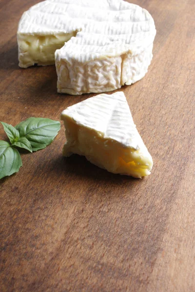 Brie Formaggio Camembert Uno Sfondo Legno — Foto Stock