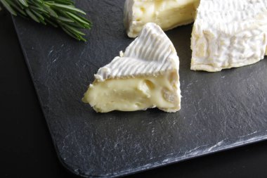 Camembert brie peyniri taş zemin üzerine