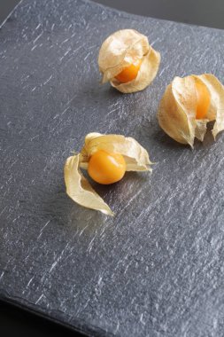 Physalis taş zemin üzerine