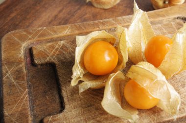 Tahta bir arka planda fizsalis.