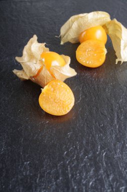 Physalis taş zemin üzerine