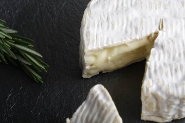 Camembert brie peyniri taş zemin üzerine