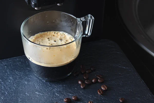 Kaffeeglas Auf Einem Steinhintergrund Kaffeemaschine — Stockfoto