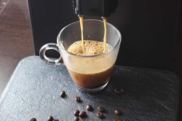 Kahve Cam Bir Taş Üzerinde Arka Plan Kahve Makinesi — Stok fotoğraf