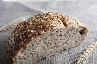 çok tahıl ekmeği ve kulaklar