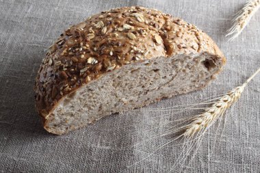 çok tahıl ekmeği ve kulaklar