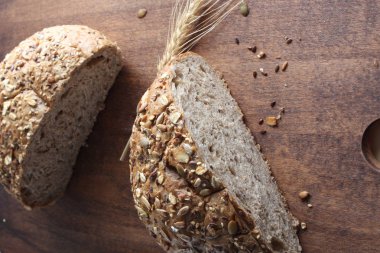 çok tahıl ekmeği ve kulaklar