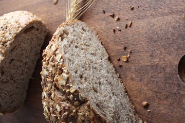 çok tahıl ekmeği ve kulaklar