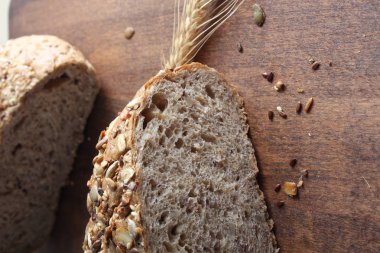 çok tahıl ekmeği ve kulaklar