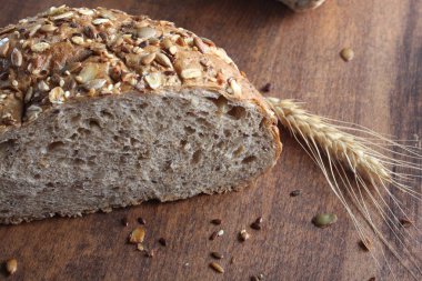 çok tahıl ekmeği ve kulaklar