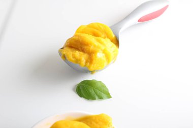 mango şerbeti hafif bir arka plan üzerinde