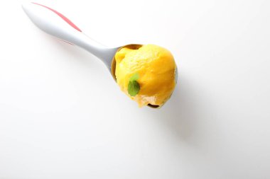 mango şerbeti hafif bir arka plan üzerinde