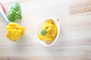 mango şerbeti hafif bir arka plan üzerinde