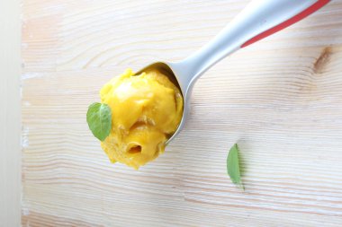 mango şerbeti hafif bir arka plan üzerinde