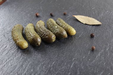 bir taş zemin üzerine turşu salatalık turşusu