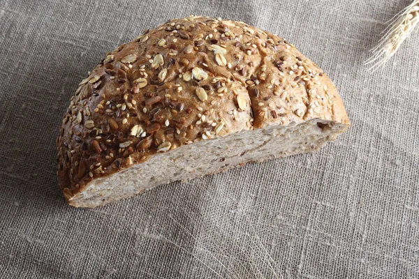 マルチグレインのパンと耳 — ストック写真