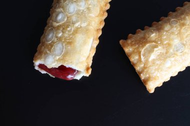 siyah bir arka plan üzerine vişneli pasta kızarmış yağ Yabani Çilek reçel