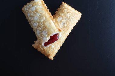 siyah bir arka plan üzerine vişneli pasta kızarmış yağ Yabani Çilek reçel