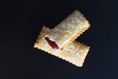 siyah bir arka plan üzerine vişneli pasta kızarmış yağ Yabani Çilek reçel