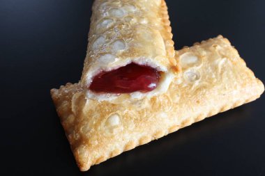 siyah bir arka plan üzerine vişneli pasta kızarmış yağ Yabani Çilek reçel