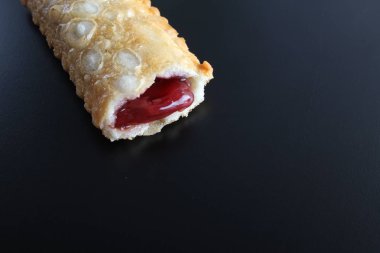 siyah bir arka plan üzerine vişneli pasta kızarmış yağ Yabani Çilek reçel