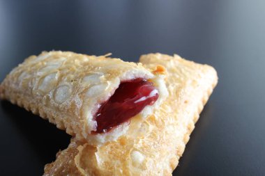 siyah bir arka plan üzerine vişneli pasta kızarmış yağ Yabani Çilek reçel