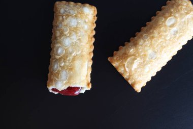 siyah bir arka plan üzerine vişneli pasta kızarmış yağ Yabani Çilek reçel