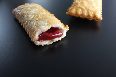 siyah bir arka plan üzerine vişneli pasta kızarmış yağ Yabani Çilek reçel