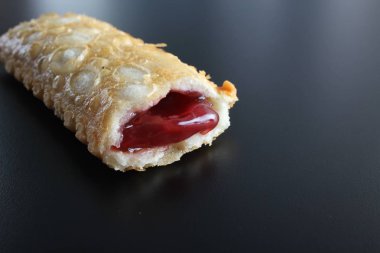 siyah bir arka plan üzerine vişneli pasta kızarmış yağ Yabani Çilek reçel