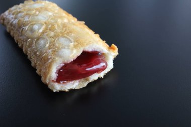 siyah bir arka plan üzerine vişneli pasta kızarmış yağ Yabani Çilek reçel
