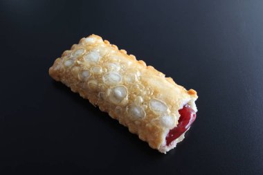 siyah bir arka plan üzerine vişneli pasta kızarmış yağ Yabani Çilek reçel