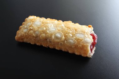 siyah bir arka plan üzerine vişneli pasta kızarmış yağ Yabani Çilek reçel