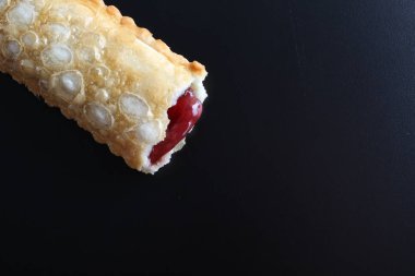 siyah bir arka plan üzerine vişneli pasta kızarmış yağ Yabani Çilek reçel